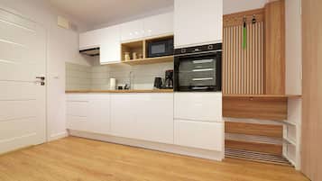 Apartament clàssic | Cuina bàsica privada | Frigorífic, placa de cuina i bullidora elèctrica