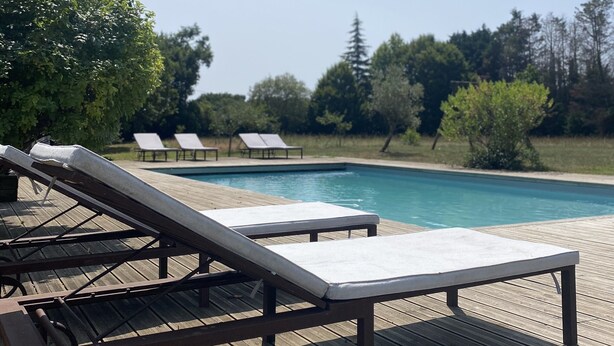 A wooden deck with lounge chairs and a swimming pool. - Domaine Au Bon, La Sud - 5min D'hossegor (Angresse)