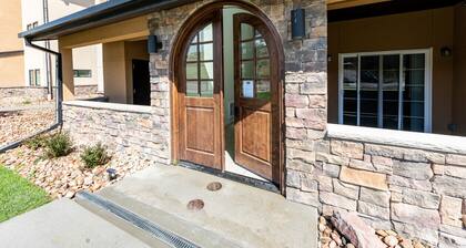 2 BD Top Floor Mt and Downtown Views 5 mins from Garden of the Gods