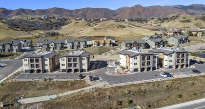 2 BD Top Floor Mt and Downtown Views 5 mins from Garden of the Gods