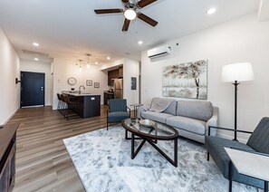 Smart TV - Top Floor Mountain Luxury (Colorado Springs)