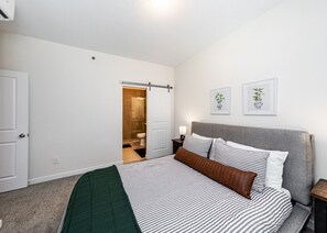 2 bedrooms, desk, iron/ironing board, free WiFi - Top Floor Mountain Luxury (Colorado Springs)
