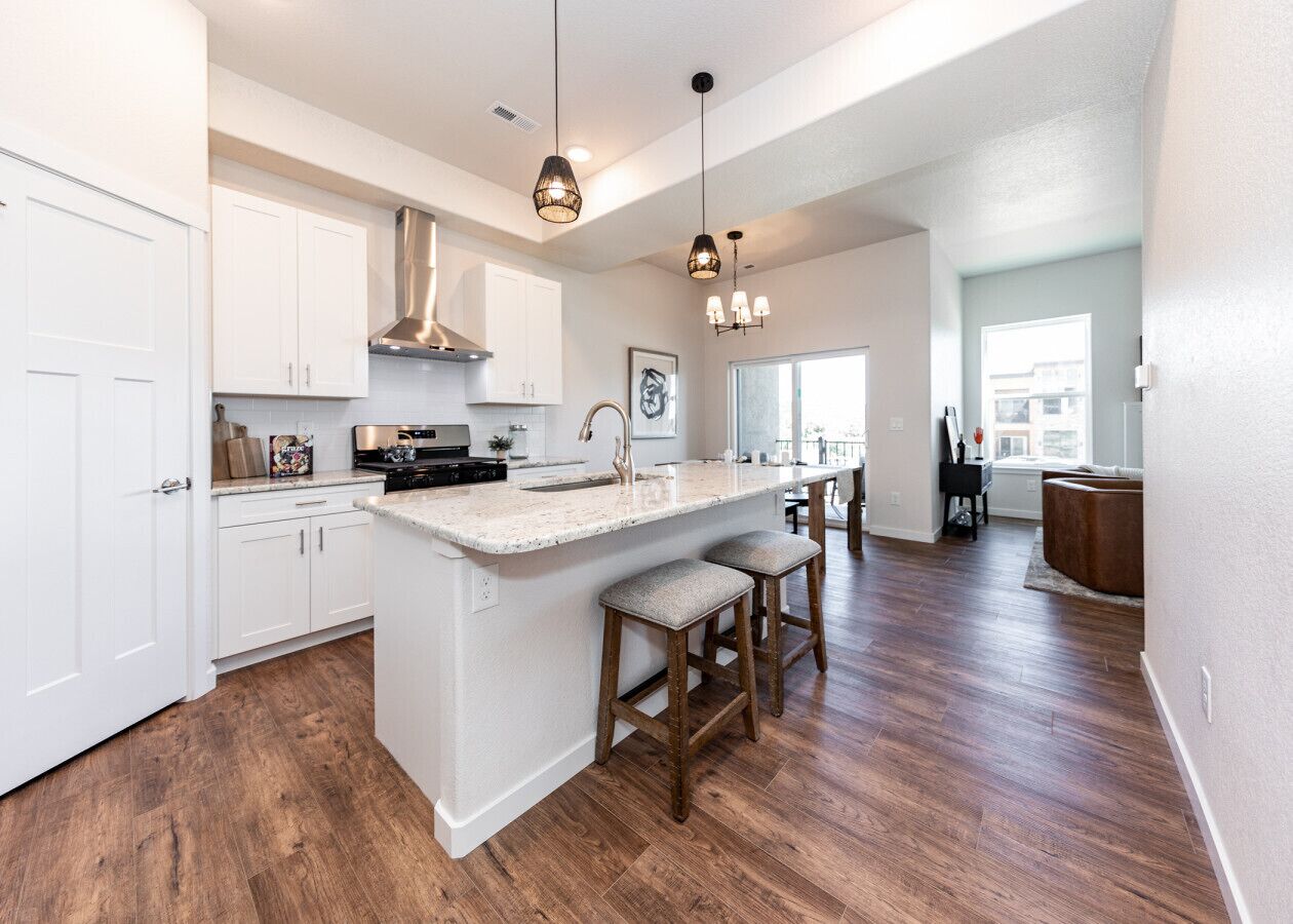 Ofen, Herdplatte, Kochgeschirr/Geschirr/Besteck, Esstisch