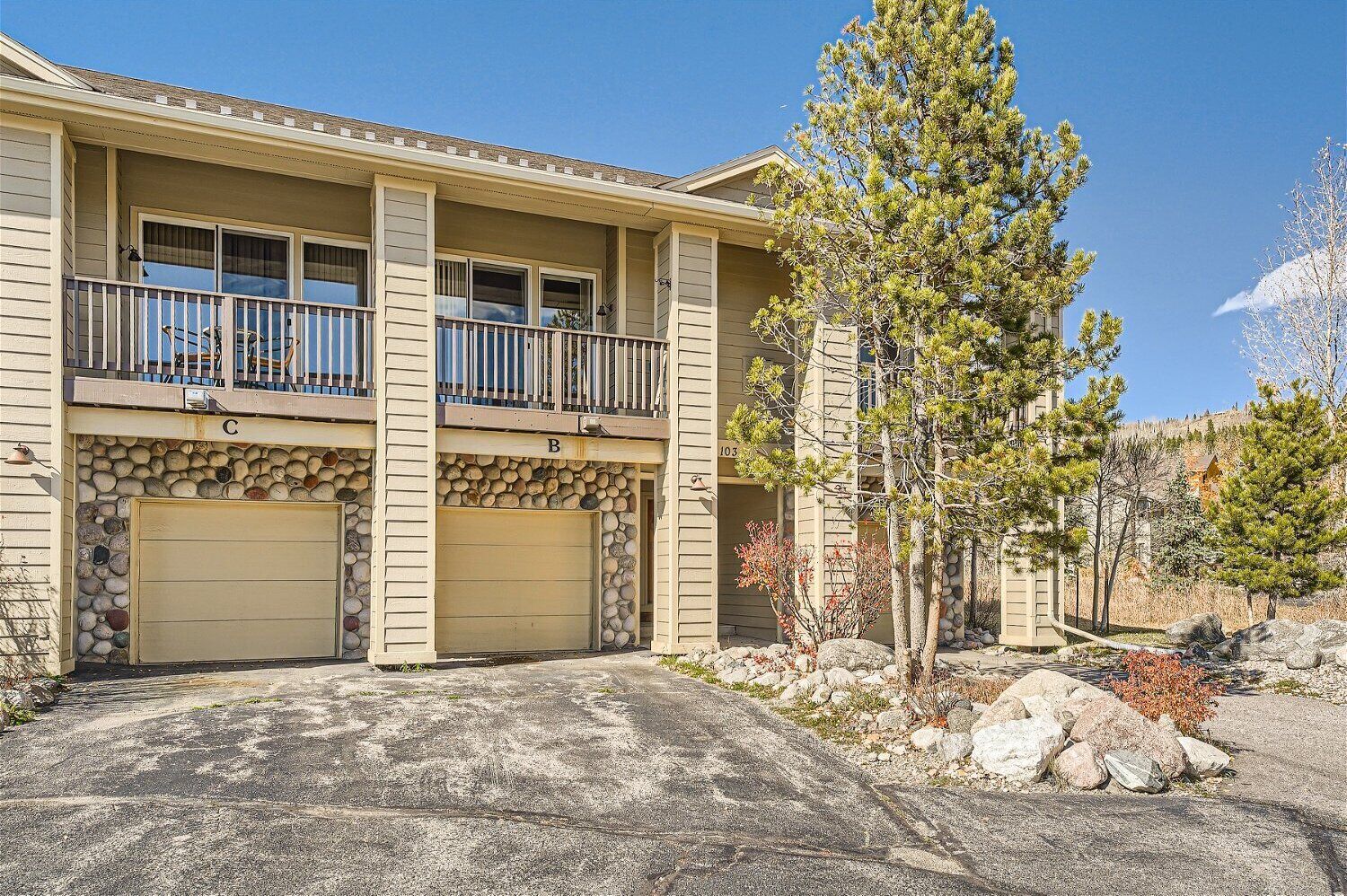 2 Bedroom Townhome with Private Garage!!