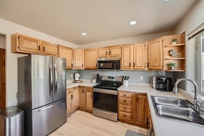 Frigorifero, microonde, forno, piano cottura