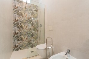 Dusche, kostenlose Toilettenartikel, Haartrockner, Bidet