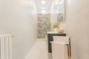 シャワー、ヘアドライヤー、ビデ、タオル