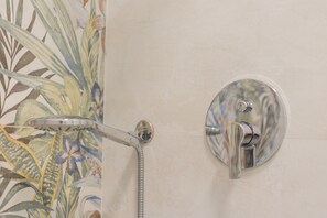 Shower, free toiletries, hair dryer, bidet - RoVí Garden House (Bari)