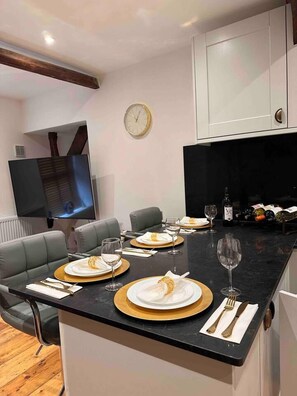 Apartment | Dining - Stunning 2-bed Apartment in Barnet (Barnet)