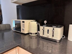 Apartamento | Cozinha privada | Geladeira, micro-ondas, fogão, cooktop