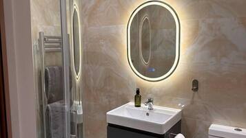 Apartment | Bathroom | Shower, hair dryer, towels