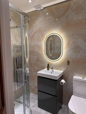 Bathroom - Stunning 2-bed Apartment in Barnet (Barnet)