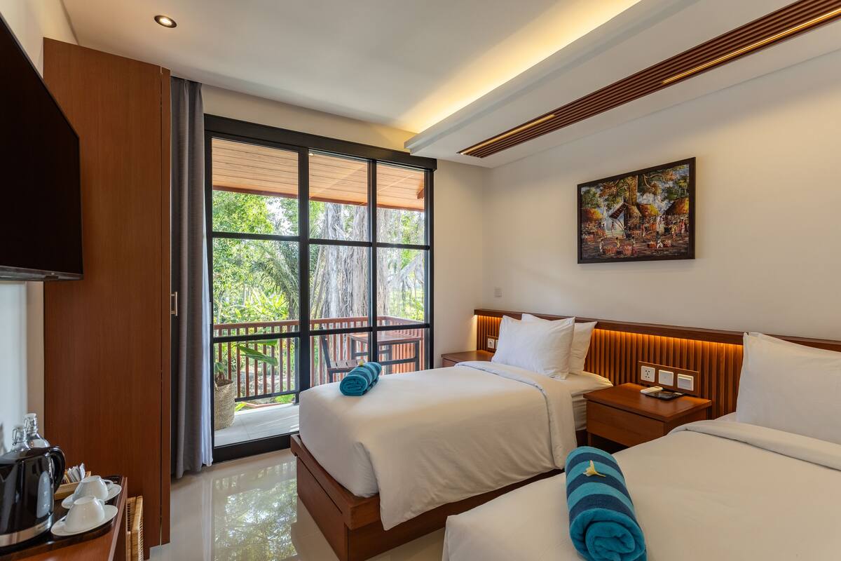 Superior Twin Room With Balcony | 客房內保險箱、書桌、免費無線上網、床單