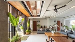 Superior Twin No Balcony at Lobby | 客房內保險箱、書桌、免費無線上網、床單