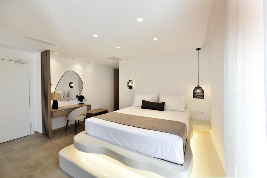 Suite Deluxe, vista parcial al mar | 1 habitación, sábanas de algodón egipcio y ropa de cama de alta calidad 