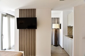 Suite Deluxe, vista parcial al mar | 1 habitación, sábanas de algodón egipcio y ropa de cama de alta calidad 