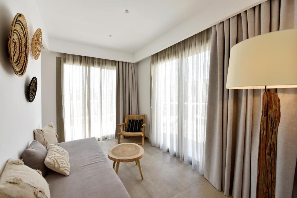 Suite Deluxe, vista parcial al mar | Área de sala de estar | Smart TV 