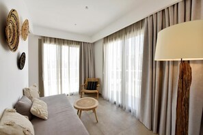 Suite Deluxe, vista parcial al mar | Área de sala de estar | Smart TV 