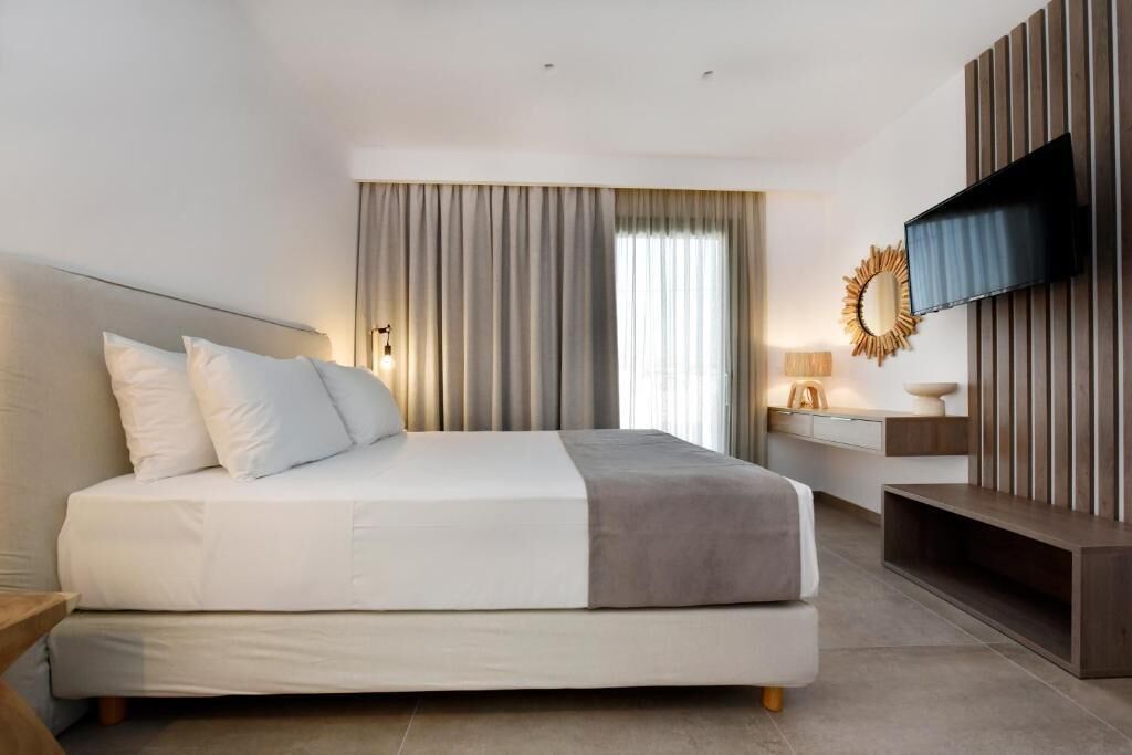 Habitación doble estándar, balcón, vista parcial al mar | 1 habitación, sábanas de algodón egipcio y ropa de cama de alta calidad 