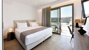 Une chambre d’hôtel moderne dotée d’un grand lit, d’un bureau, d’une chaise et d’un balcon avec vue.