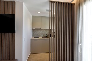 Kahden hengen huone, kaupunkinäköala | Yksityinen keittiö | Minijääkaappi, liesi, espressokone, vedenkeitin