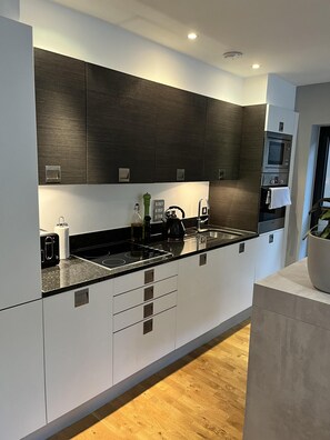 Leilighet, 1 queensize-seng | Eget kjøkken | Kjøleskap, mikrobølgeovn, ovn og kokeplater