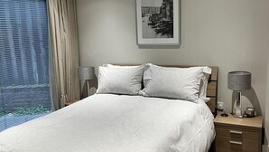 Apartment, 1 Queen-Bett | 1 Schlafzimmer, Bügeleisen/Bügelbrett, kostenloses WLAN, Bettwäsche