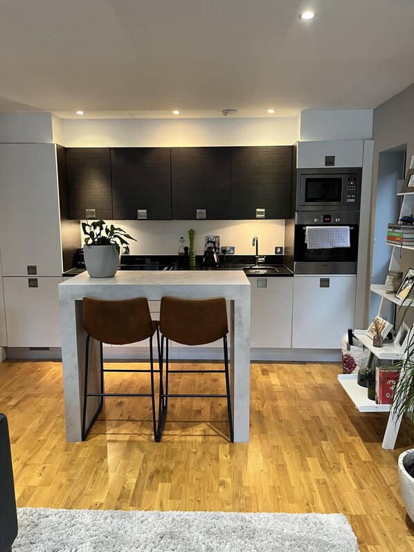 Apartment, 1 Queen Bed | Private kitchen