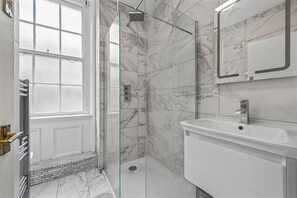 Shower, hair dryer, towels, soap - Central flat in lovely Candover street (London)