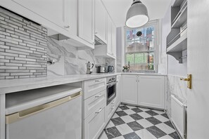 Fridge, microwave, oven, stovetop - Central flat in lovely Candover street (London)