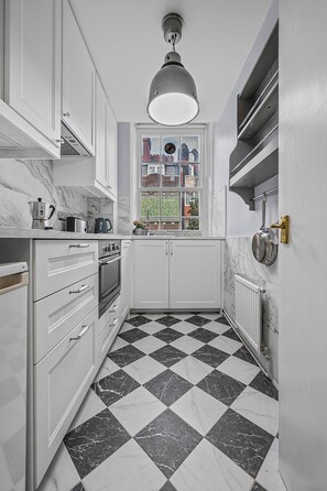 Kjøleskap, mikrobølgeovn, ovn og kokeplater