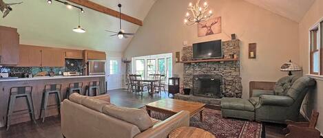 TV connectée, cheminée, lecteur de DVD