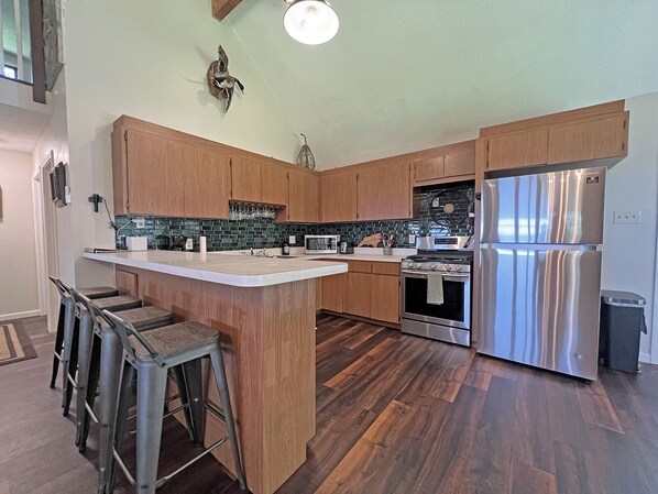 Een koelkast, een microgolfoven, een oven, een kookplaat