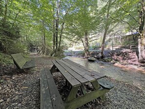 Outdoor dining - Colston Creek on Alarka Creek (Bryson City)