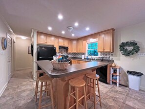 Fridge, microwave, oven, stovetop - Colston Creek- Nestled in the Trees with a beautiful creekside space (Bryson City)