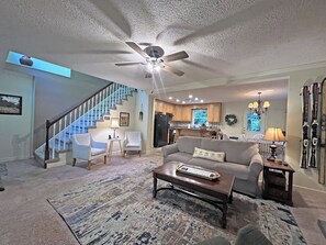 TV, fireplace - Colston Creek on Alarka Creek (Bryson City)