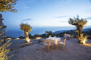 Outdoor dining - Momos Otel (Ayvacik)
