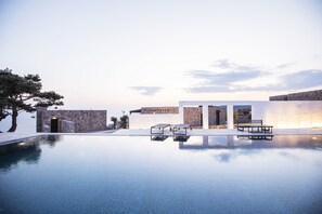 Outdoor pool, open 9:00 AM to 7:30 PM, free cabanas, pool umbrellas - Momos Otel (Ayvacik)