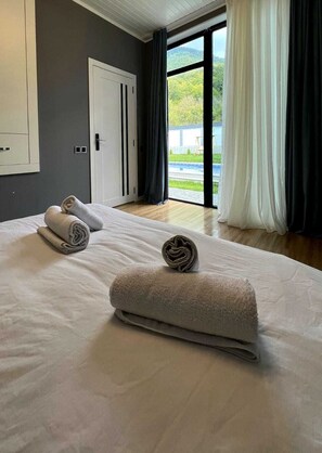 4 bedrooms, iron/ironing board, free WiFi, bed sheets - Qafqaz Mountside Chalet (Gebele)