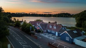 A residential area with houses and a road leading to a body of water. - Centralellesmere - Sleeps4 - Parking - Petfriendly (Ellesmere)