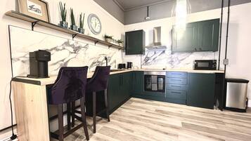 Apartemen | Dapur pribadi | Lemari es, microwave, oven, dan kompor