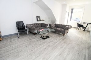 Living area - Private House Sleeps 9 With Wi-fi (Bradford)