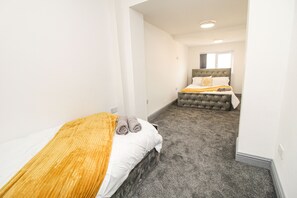 4 bedrooms, free WiFi, bed sheets - Private House Sleeps 9 With Wi-fi (Bradford)
