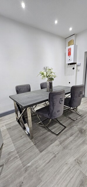 House | Dining - Private House Sleeps 9 With Wi-fi (Bradford)