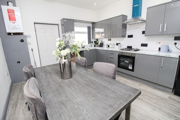 Private kitchen - Private House Sleeps 9 With Wi-fi (Bradford)
