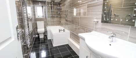 Casa | Baño | Regadera y toallas