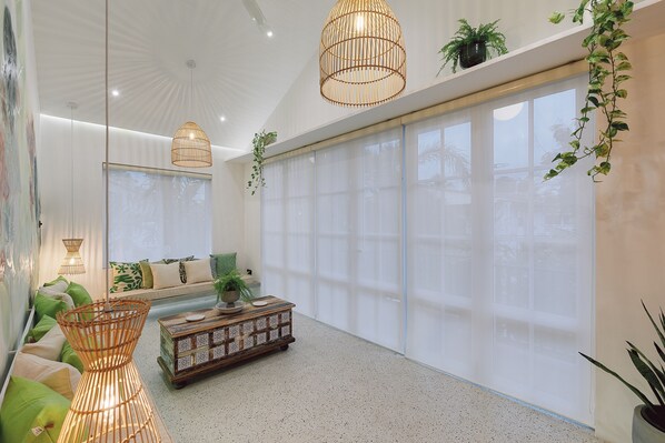 Smart TV, books, stereo - Elegant Villa with Private Garden | Sleeps 12. (Colombo)