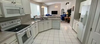 Sunny Serenity: Your Ultimate Florida Getaway Awaits! Disney, Golf and Legoland 