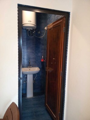 AC Double Bedroom with Balcony | Bilik Mandi