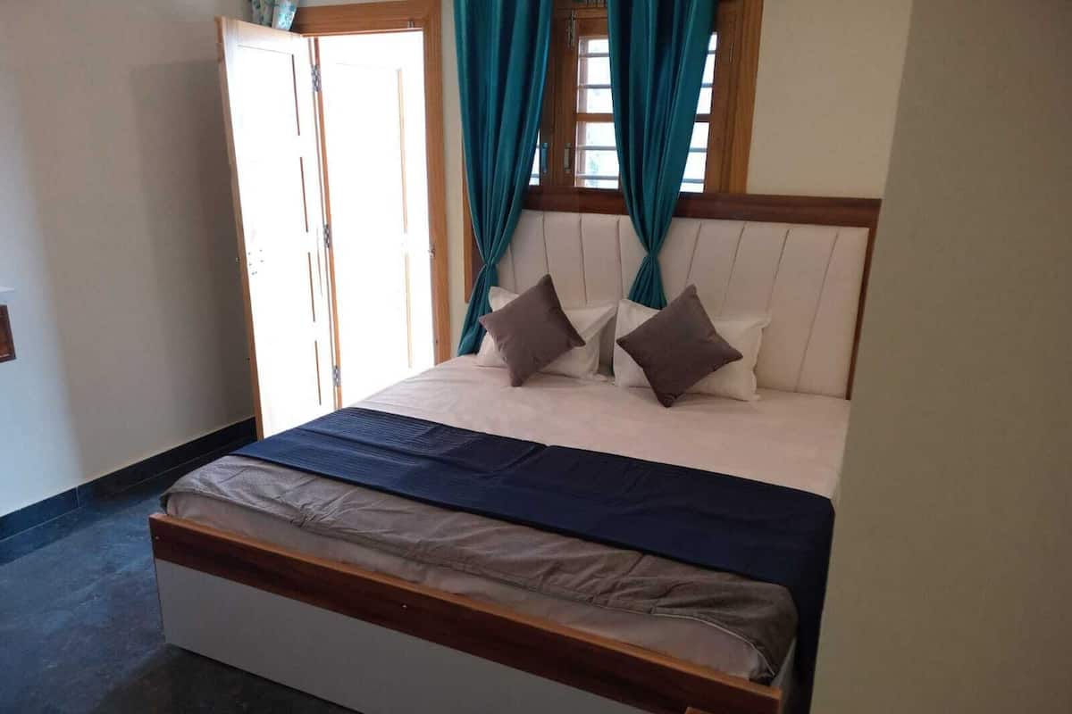 AC Double Bedroom with Balcony | 免費無線上網、床單